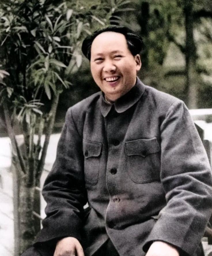 毛主席这张照片笑的是多么开心，他老人家一生心系国家和人民坦荡无私

一张笑着的毛