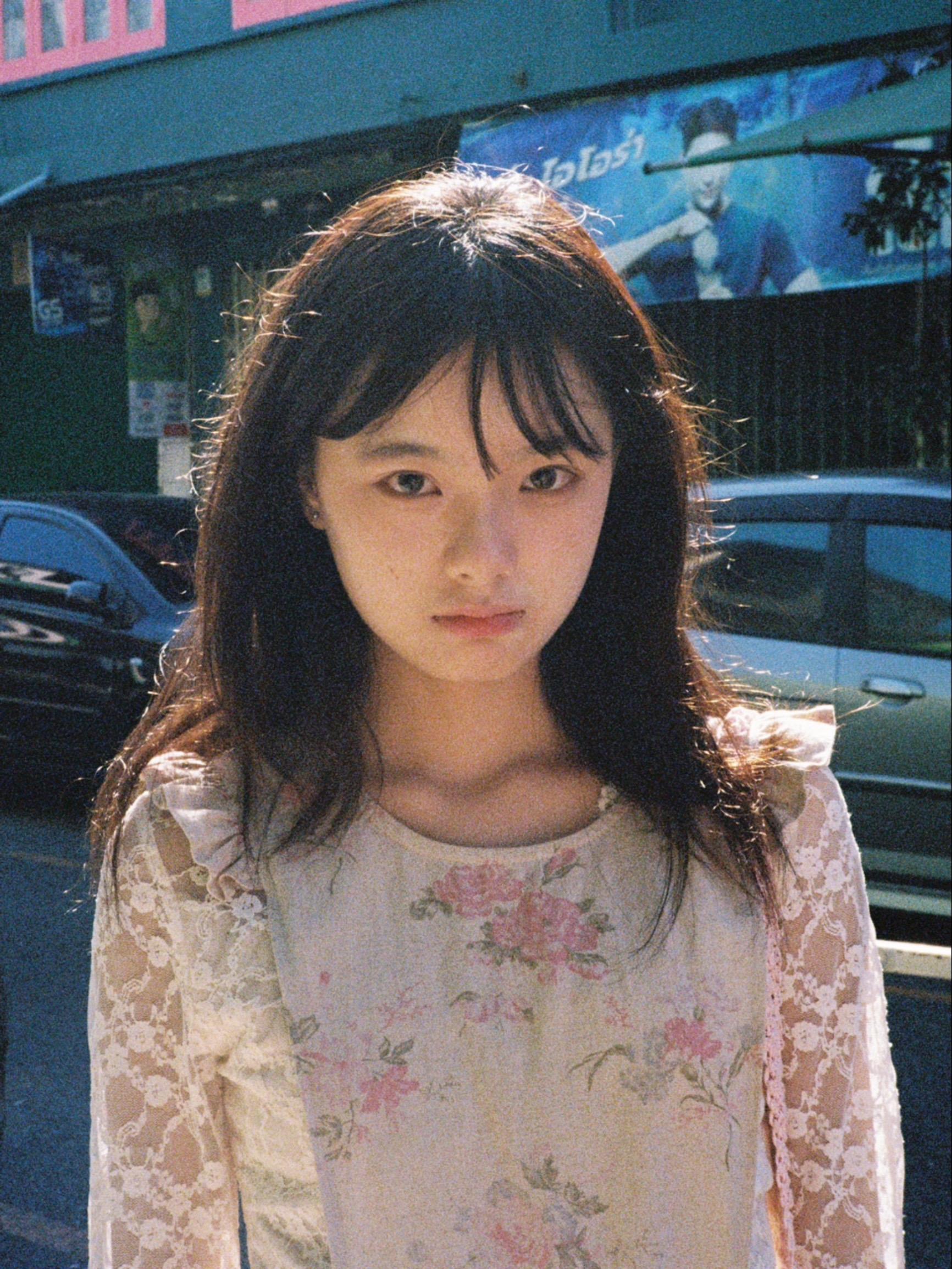 「独處、下沉，像光像塵埃」