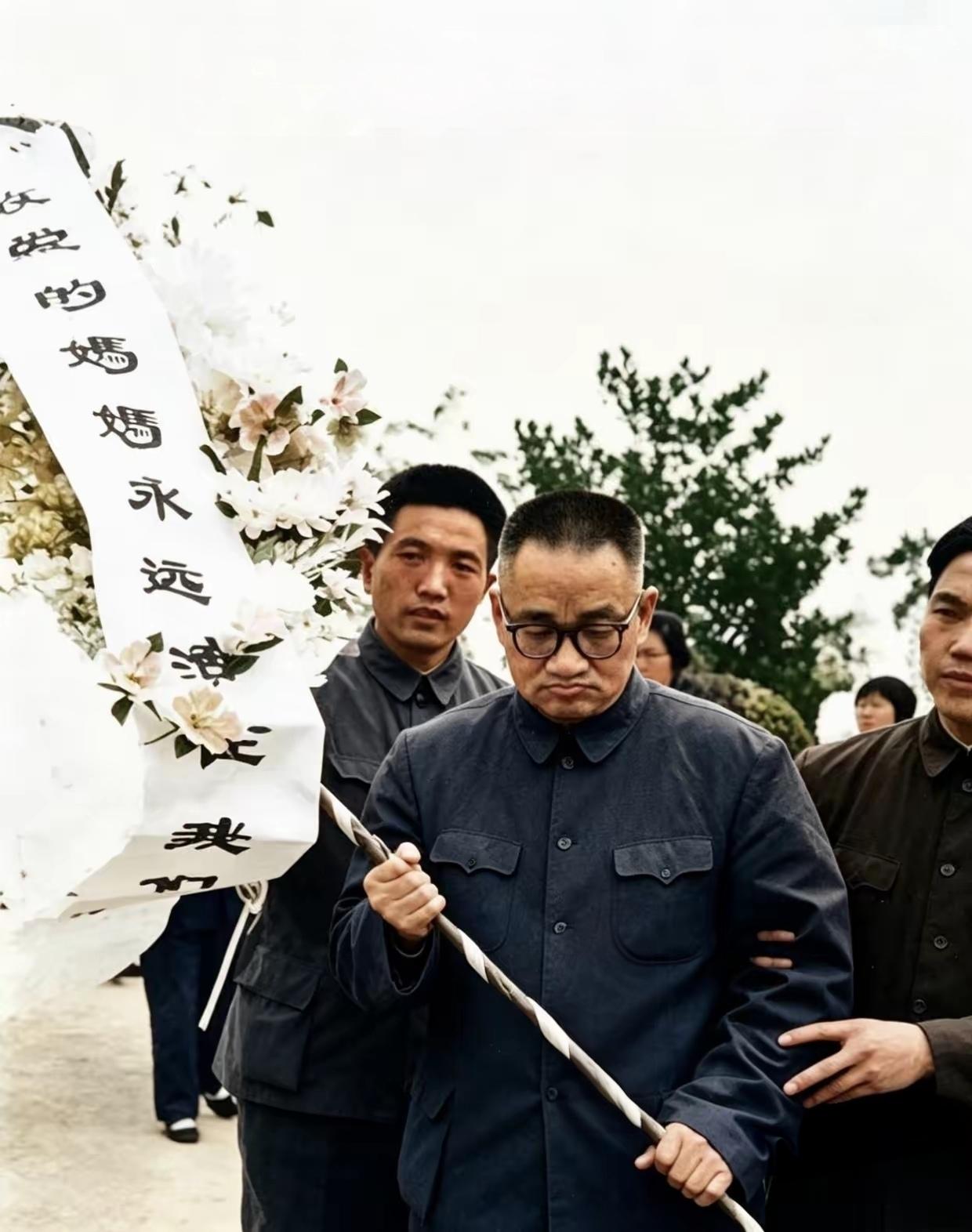 1990年11月14日，湖南板仓。67岁的毛岸青，在家人的陪同下，专程从北京赶回