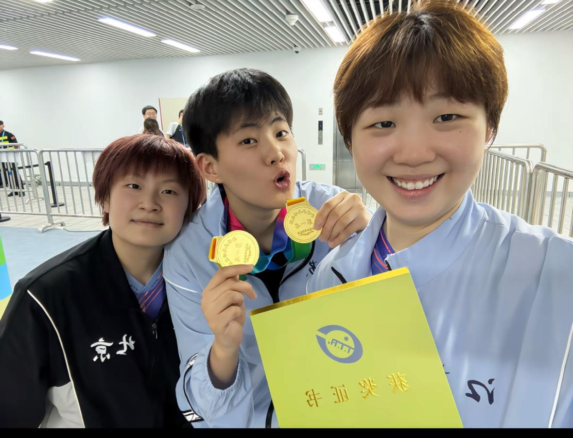 林诗栋与江苏队队员温暖互动：辛苦了！
长沙全锦赛结束，
江苏队蒯曼与海南队的林诗