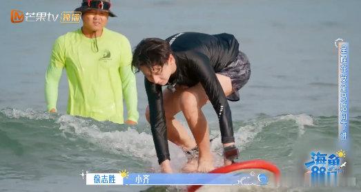 海角小队全员挑战冲浪海角88号海角小队全员冲浪的样子好热血！每个人都拼尽全力面对