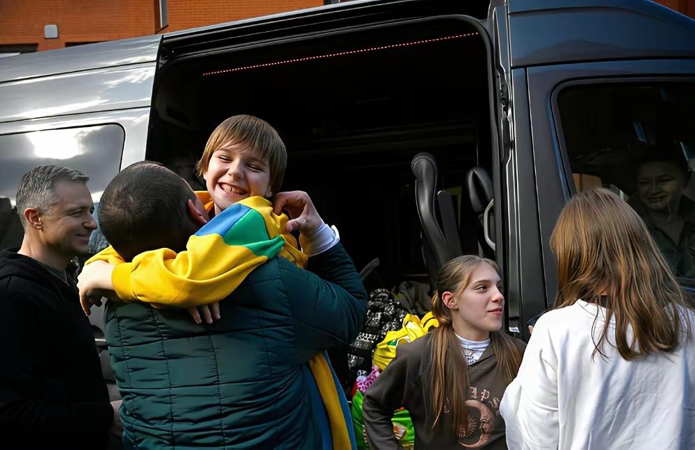 ​又有2100名儿童回到了自己的家园，对自己儿童来说，因为战争被驱逐到俄罗斯。