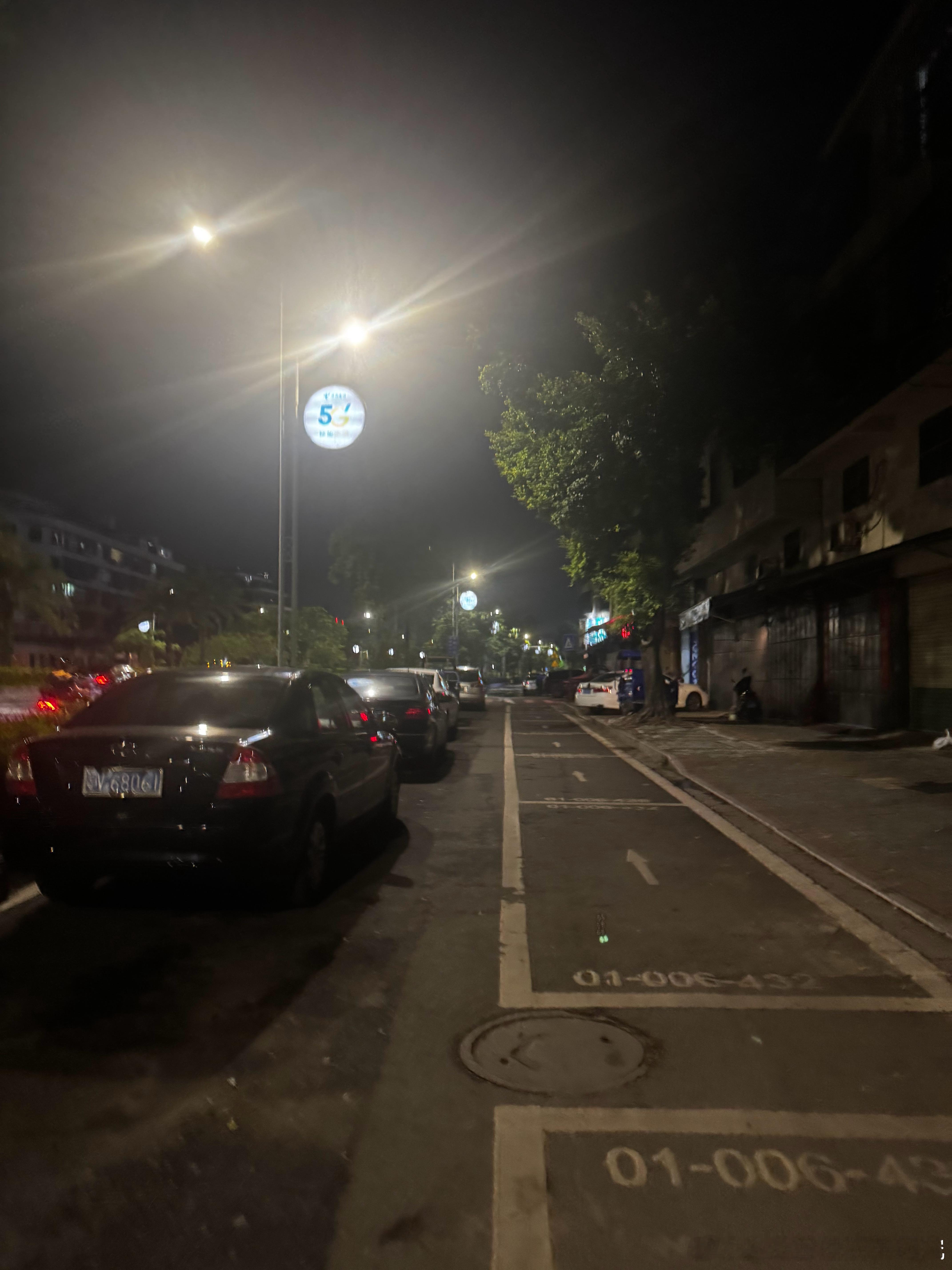 政府在一侧画了收费车位，大家不约而同地把车都停在了另一侧。形同虚设，说明这是不合