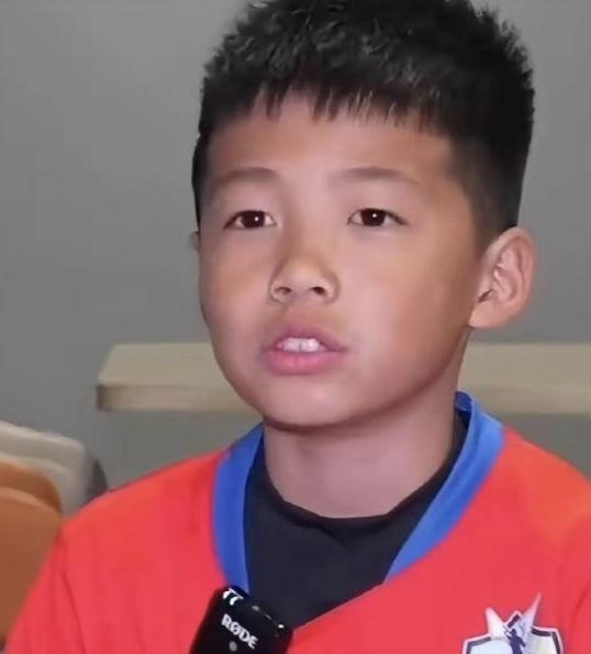 孟新艺回国了
等待他的不是欢迎仪式，也不是球迷的欢呼声，而是他学校老师的一句话，