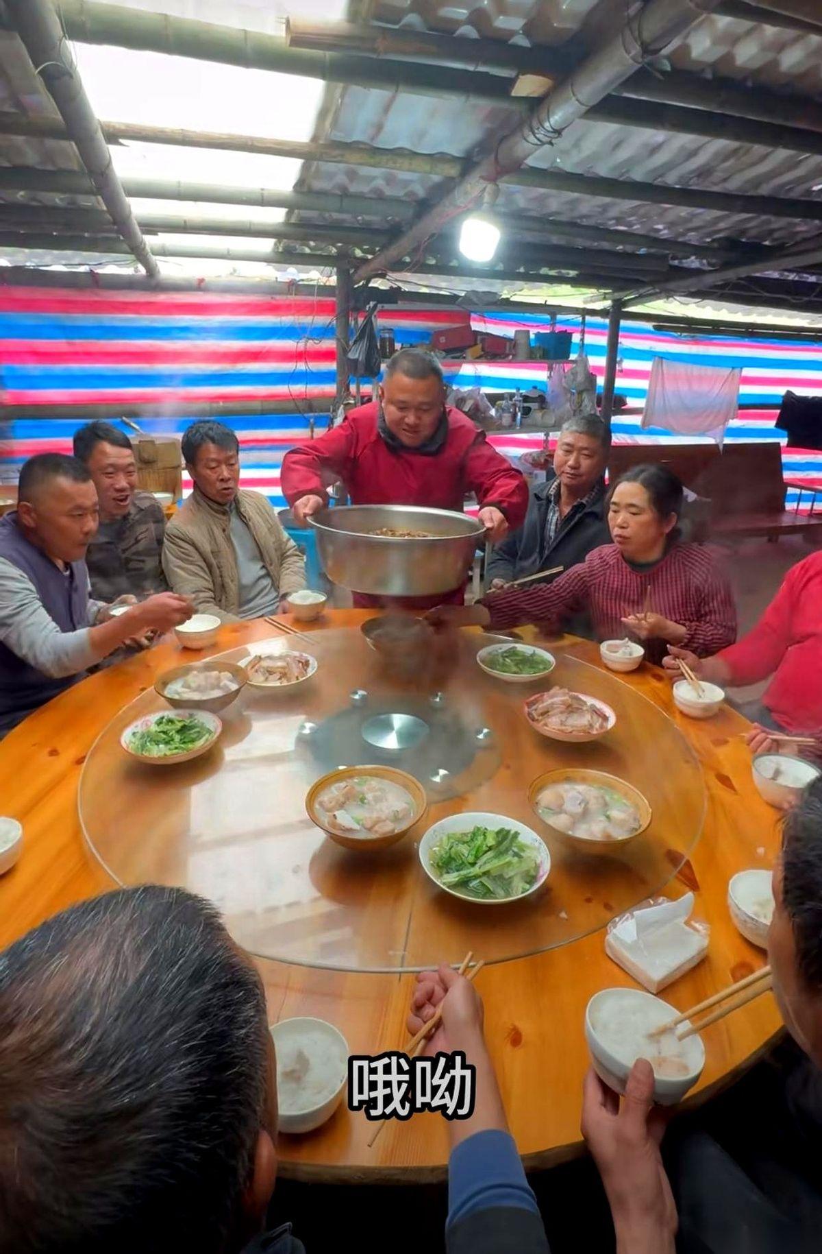 不知道你们看视频的时候，心里咯噔一下没？
那满满一桌子的肥肠，真香。师傅们埋头苦