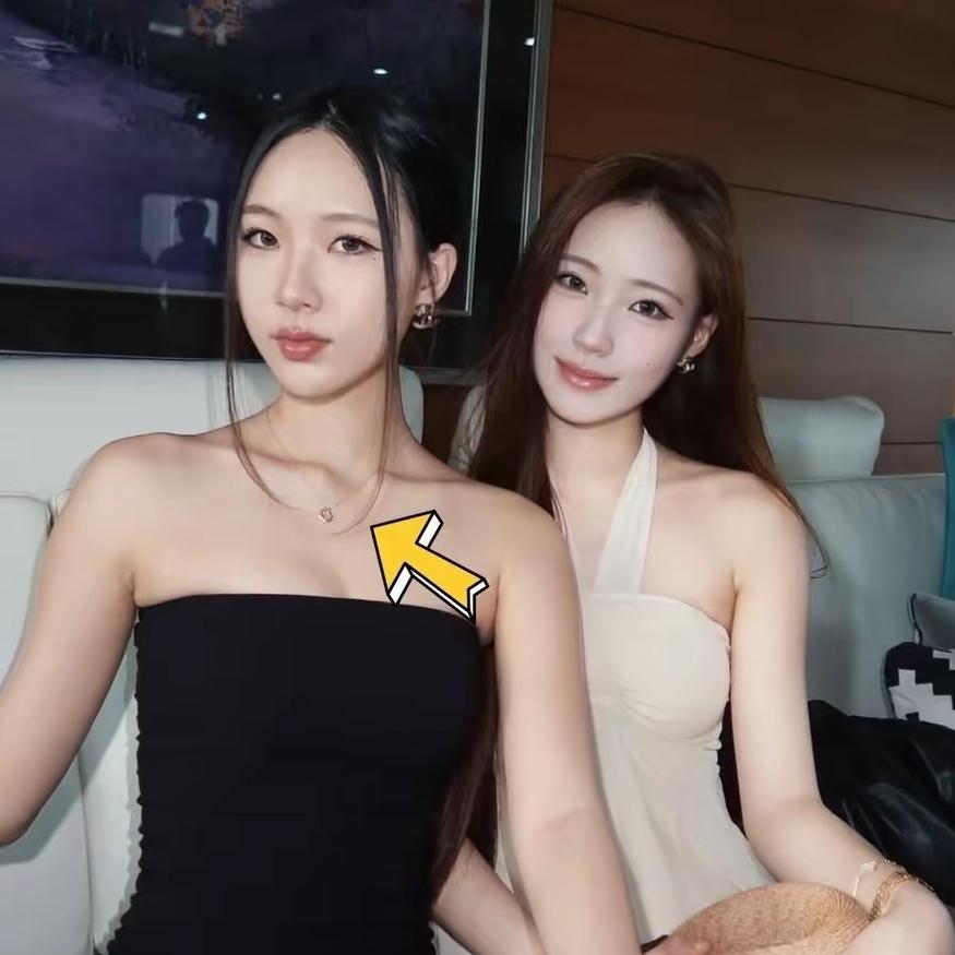 小S大女儿香港被偶遇
比起光鲜的穿搭造型，
许曦文脖子上那条略显陈旧的项链才最让