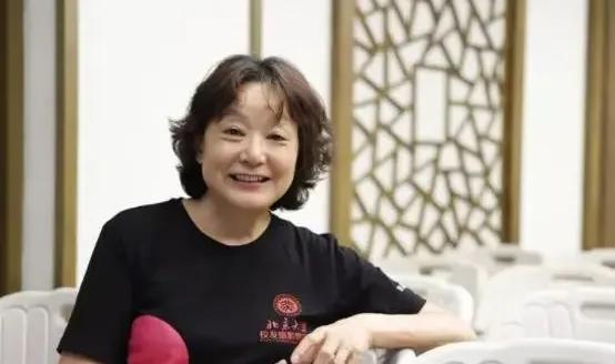 这个女孩叫刘学红。1977年那场考试，全国570多万人走进考场，最终只有不到30