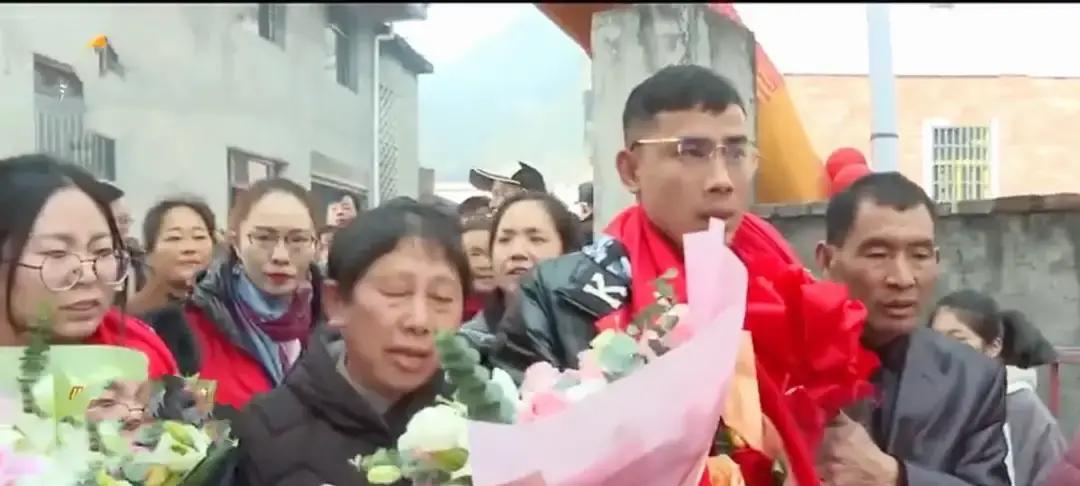 王芳儿子被拐三十三年终于回家。

当年她跟老公吵架，邻居刘丽说带她散心，结果把三