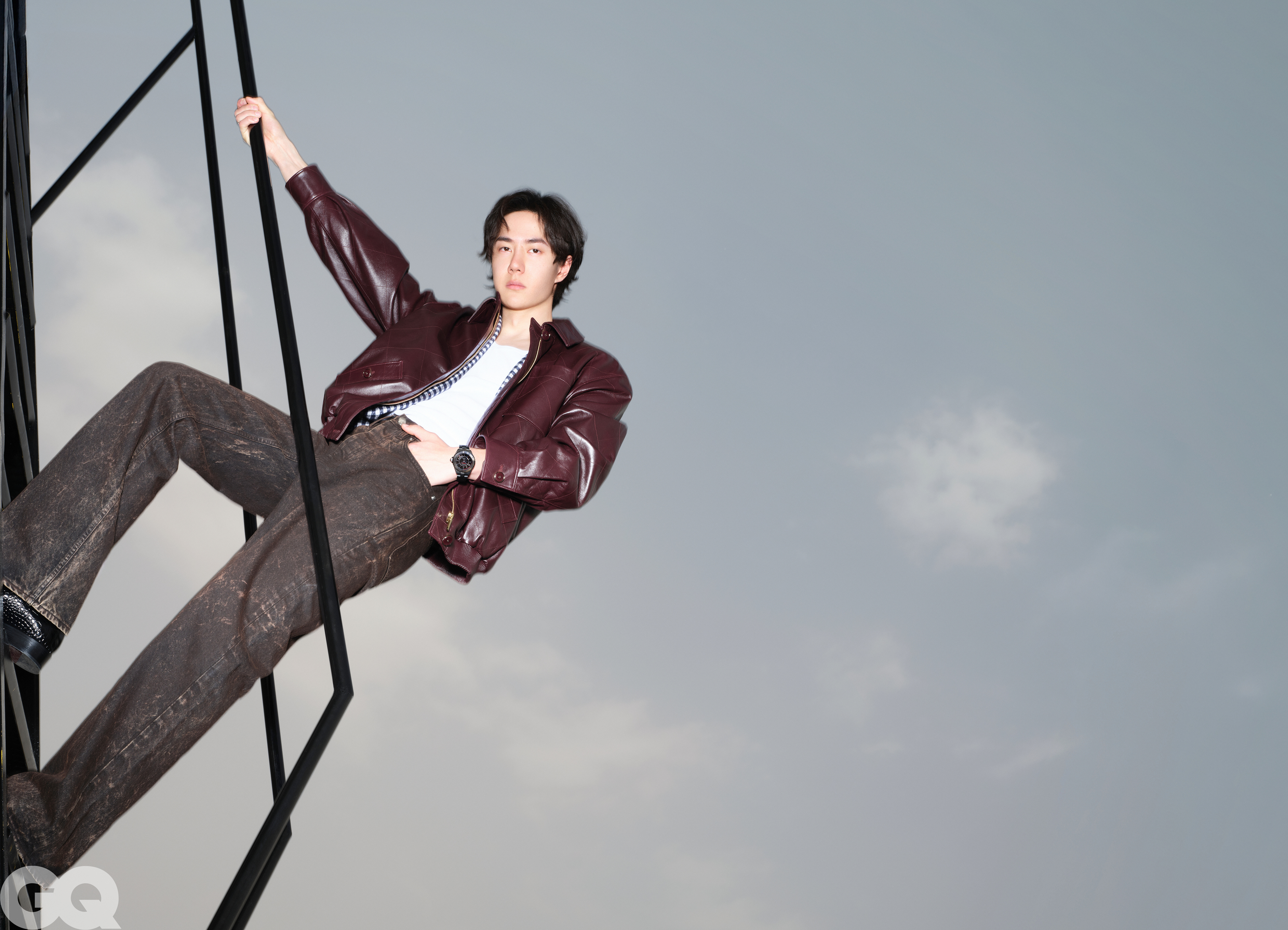 封面正式发布 ，王一博坐镇 GQ China 四月新刊 ！香奈儿全新发布的 J1