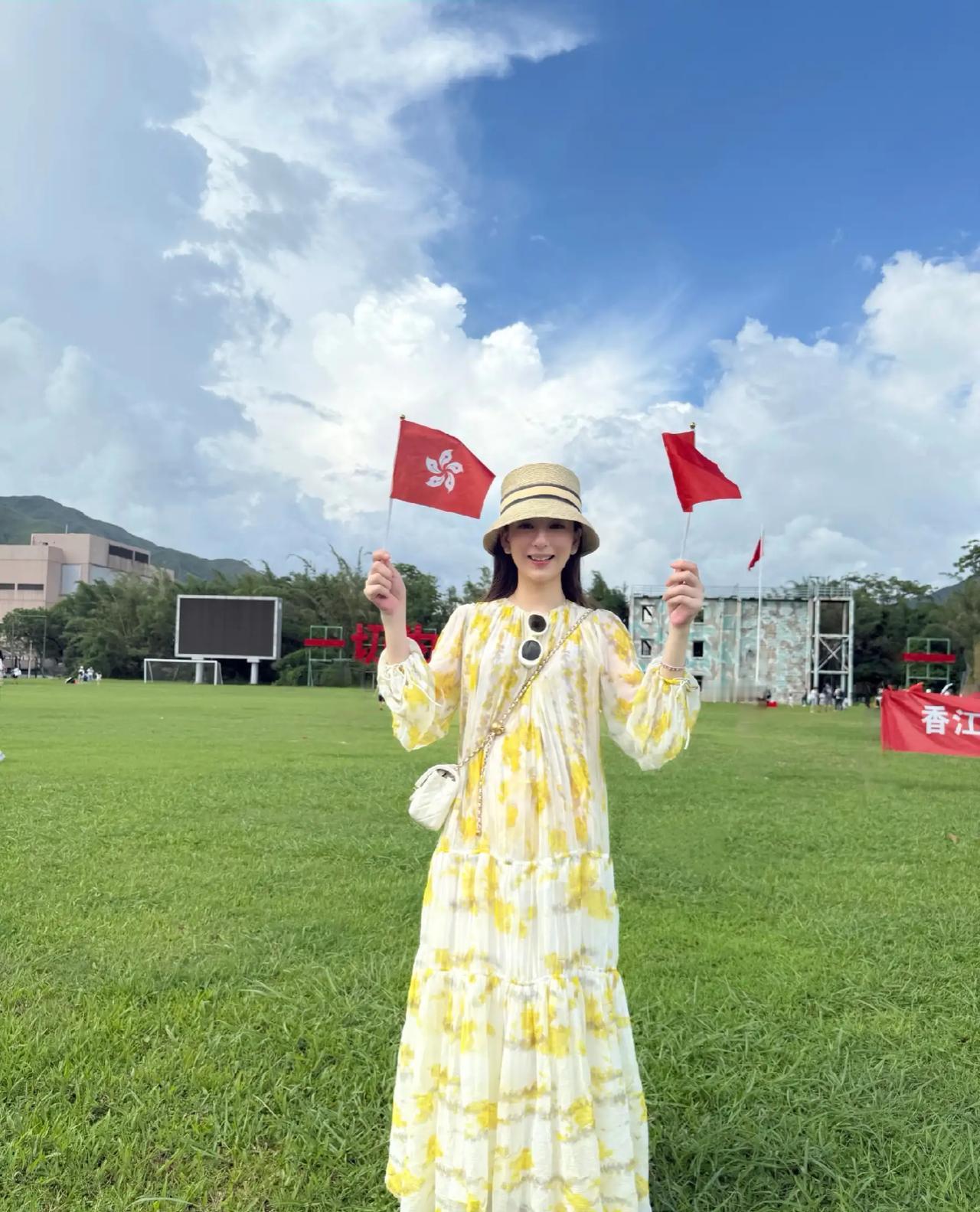方媛怀着三胎带孩子去旅游。

父亲节当天，方媛晒出一家四口的合照，其中有一张，眼