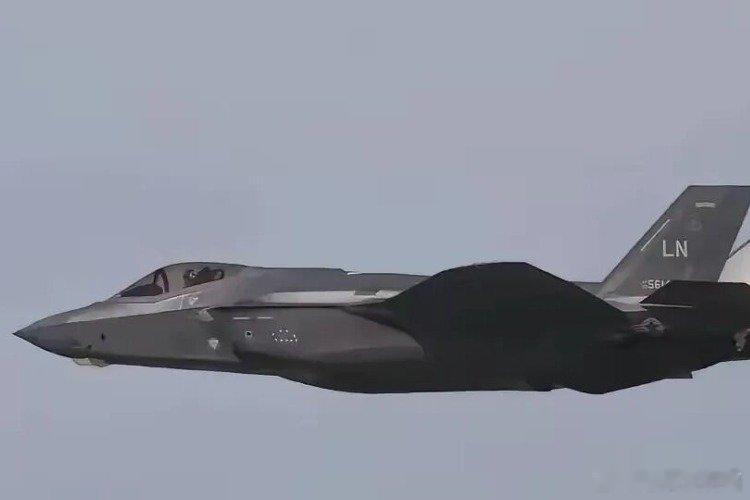 凤凰新闻【美军两架F-35可能坠落阿曼湾，谁干的？】当地时间5月11日，伊朗媒体