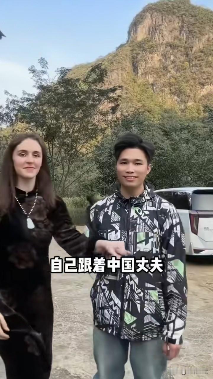 田间地头的跨国婚姻与意外走红

一个意大利女人在广西农村插秧，视频一下就火了，大