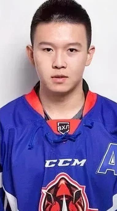英如镝如果真想跟哥哥好，就得弄明白亲谁疏谁，他恰恰弄反了。从情感上，要会哄丹丹妈