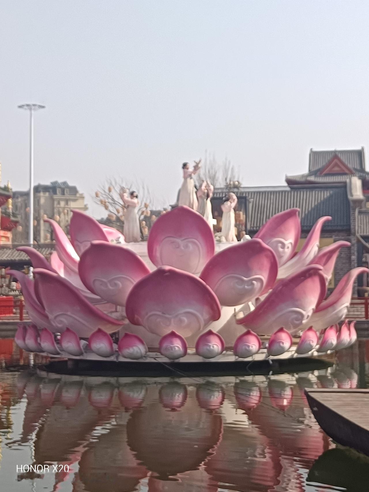 经常玩斗地主的朋友明白，斗地主是三个人的游戏，两个人联合起来与地主斗，如果自己手