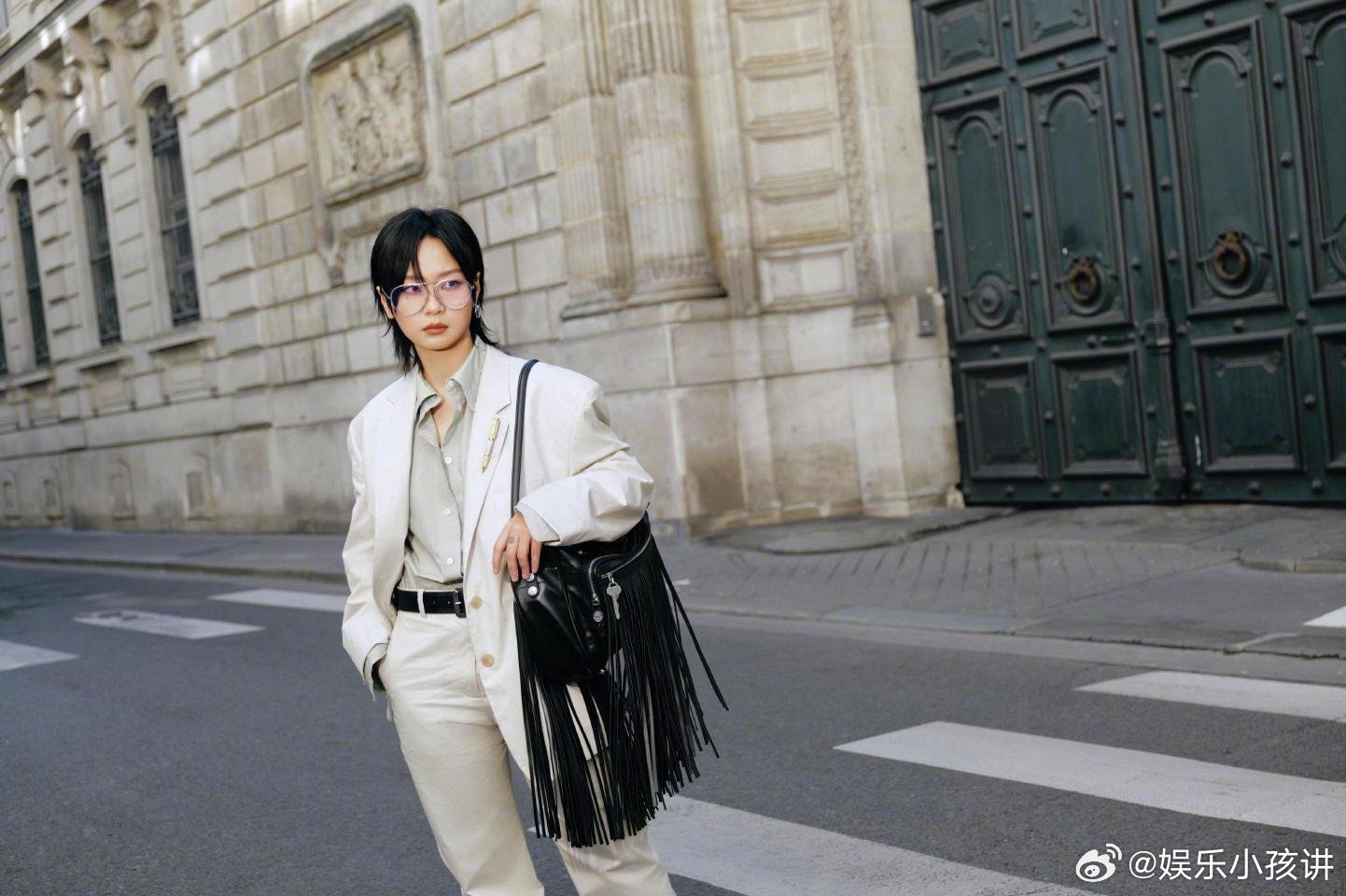 周笔畅智性恋天菜巴黎时装周 周笔畅巴黎时装周状态绝了，利落造型衬出绝佳身形，自带