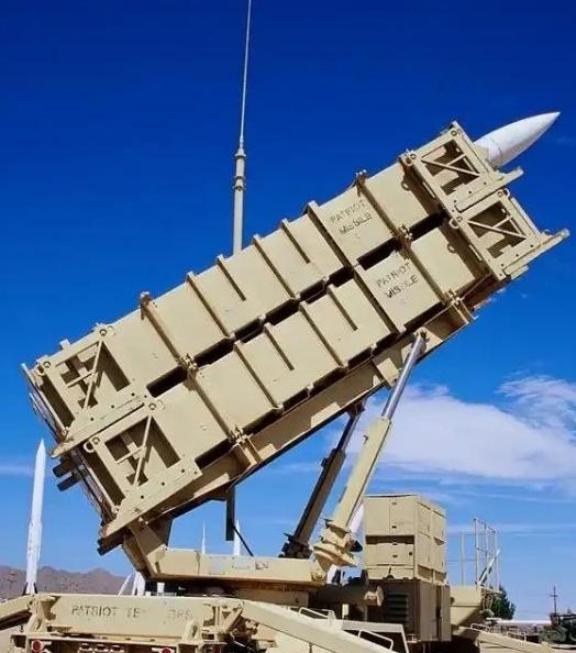 特朗普估计现在很发愁。为啥发愁？因为他手上那笔卖给台湾的110亿美元武器大单，眼