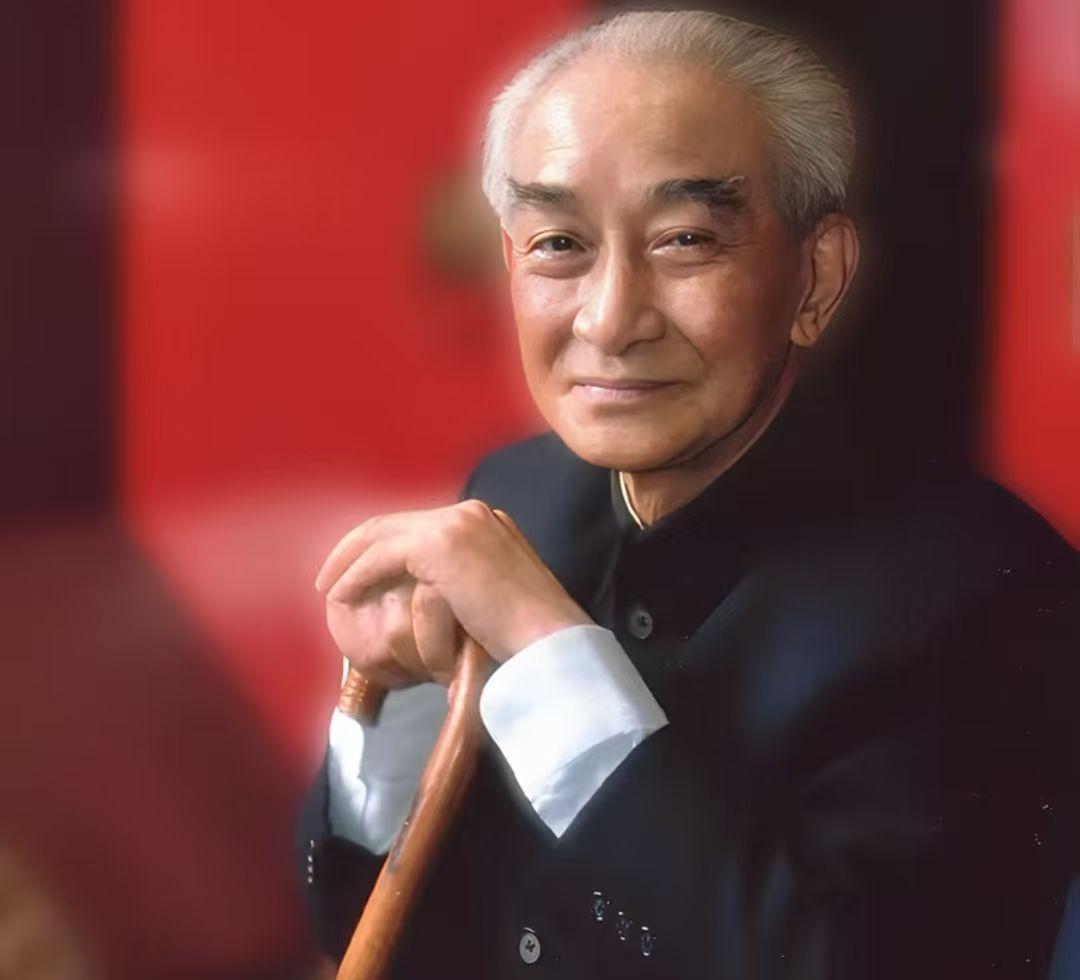 95岁老禅师临终前一段话，
字字珠玑：
“人一旦死了，
他生前穿的衣服，
戴的手