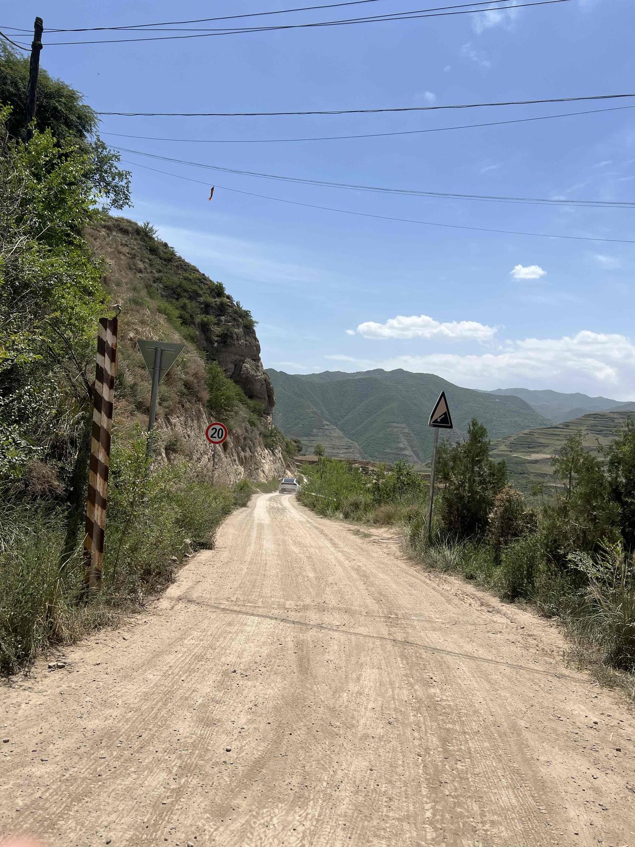 地点：甘肃兰州

去兰州七里河柳树湾村芍药花海的路不好走，我们现在走的这一条路算