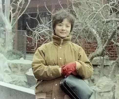 1983年，广西话剧团演员王贵娥到北京探望丈夫和孩子，为了多留在家人身边，她进入