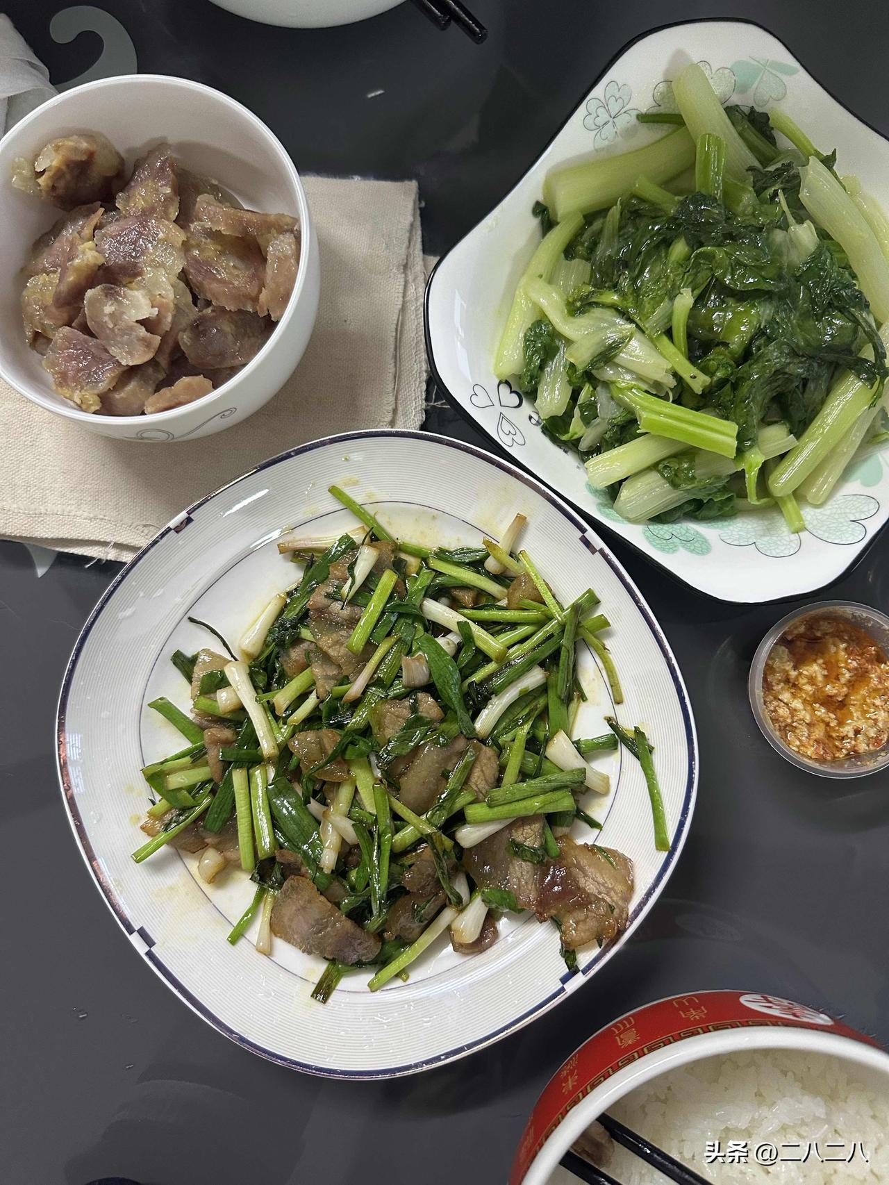 节俭的日子（四）

57岁的我，31岁单身的儿子，一条18岁的狗。

今日的消费