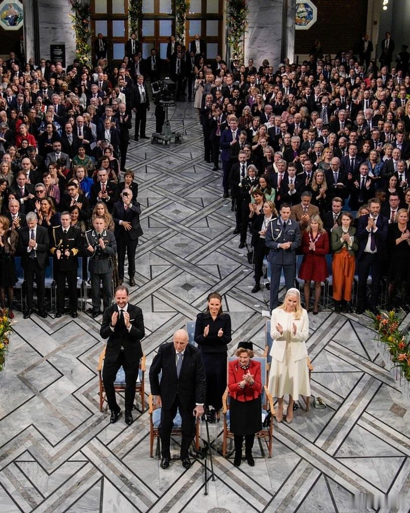 挪威王室 🇳🇴12月10日，挪威国王哈拉尔、索妮娅王后、哈肯王储、梅特-玛丽