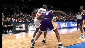 1998年全明星赛，乔丹底线连续教育了两次科比