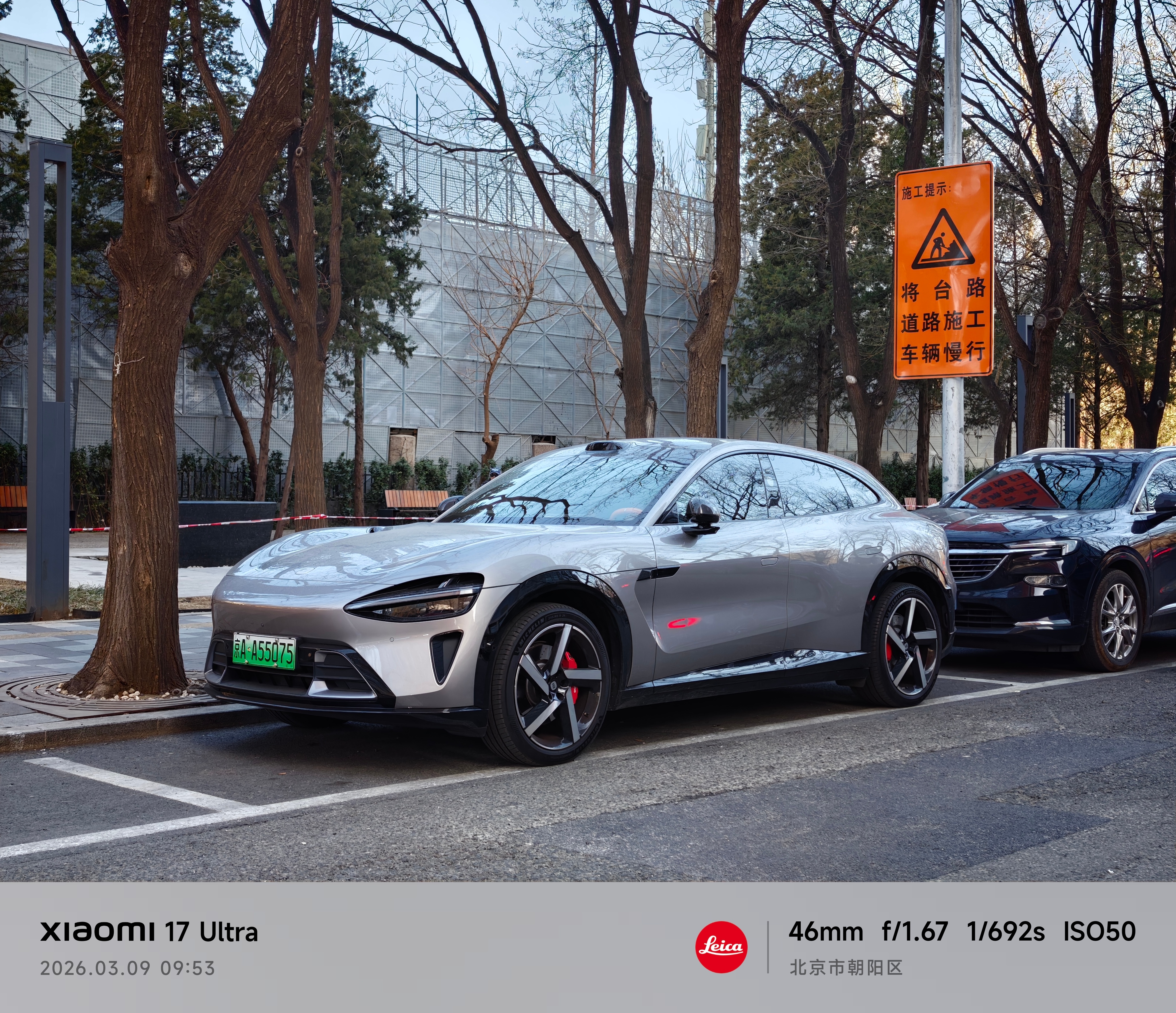 昨天我试驾的车就是新一代小米SU7，这一代价格微涨，但是配置更高了，第一代SU7