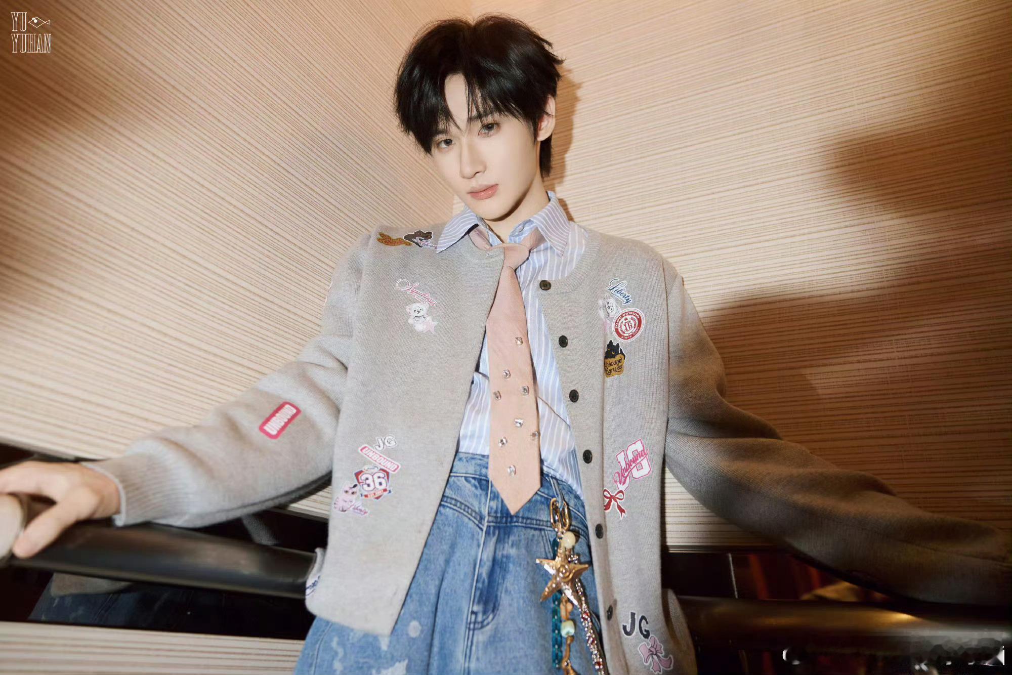 余宇涵你在拉伸肩颈吗余宇涵灵活脖颈和发光鼻孔余宇涵这脖子也太灵活了吧！转头扭颈像