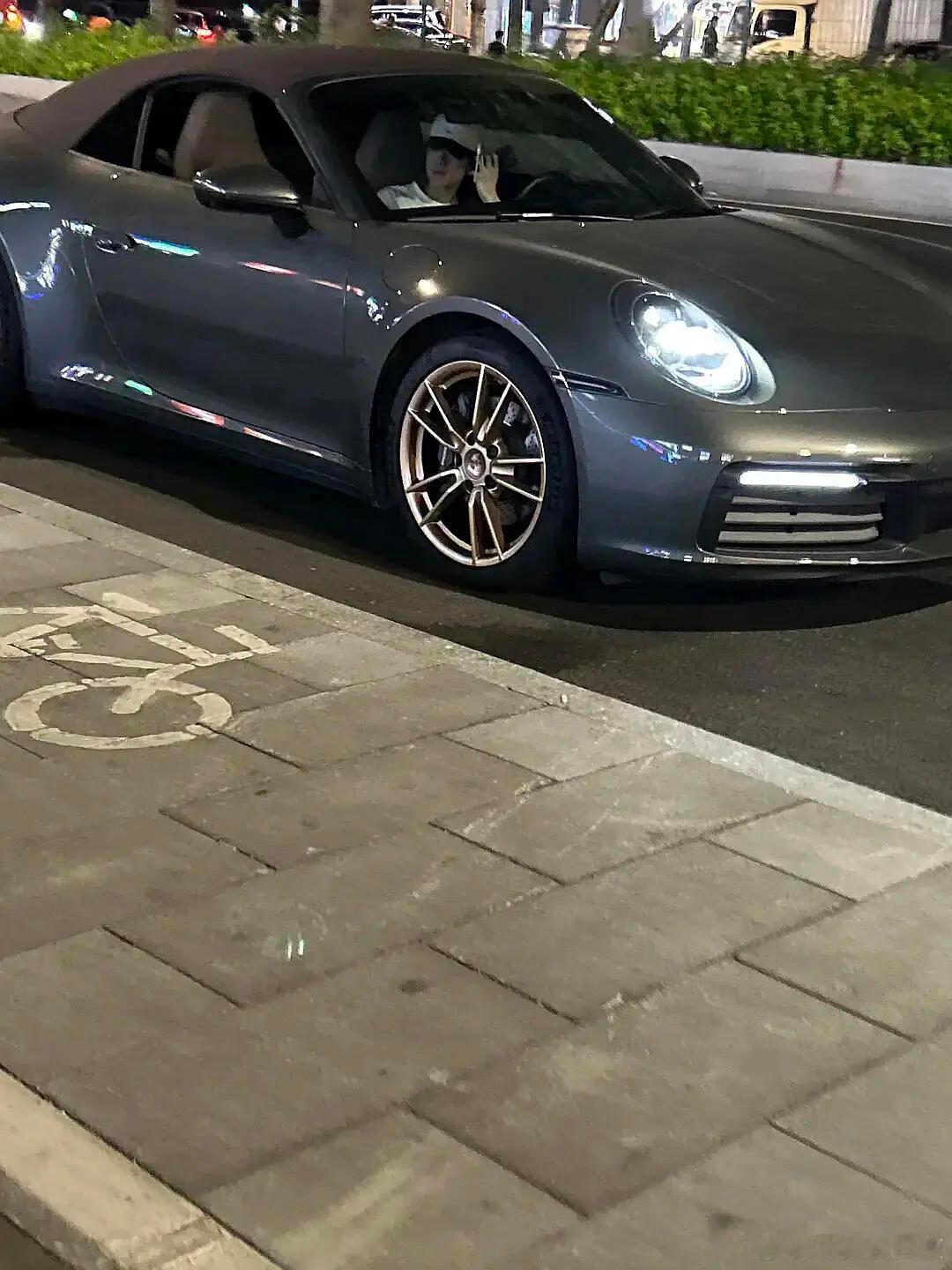 李定豪被偶遇❗️定豪是真“豪”啊❗️这下和咪姐真是门当户对了！[打call][打