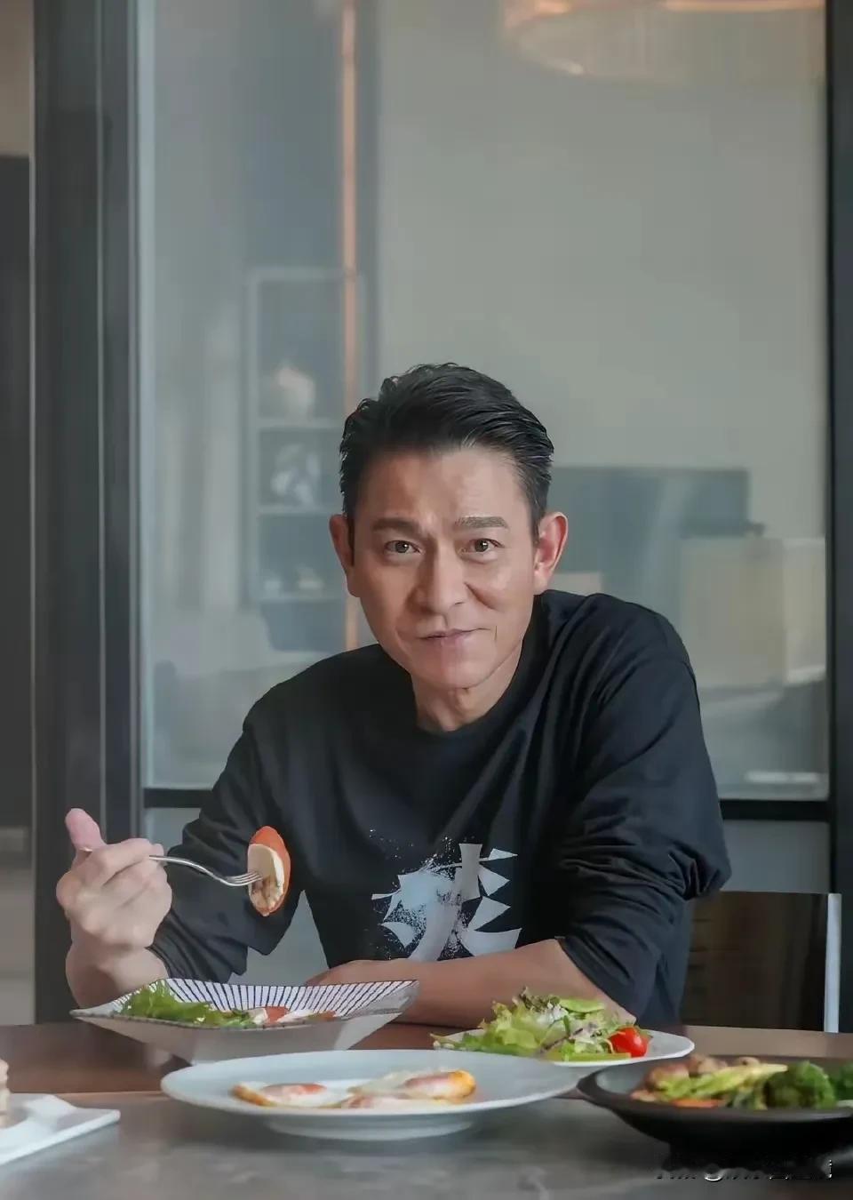 据说刘德华吃素好多年了，他能保持这么好的身材，是不是与这个有关呢？
但是吃素应该