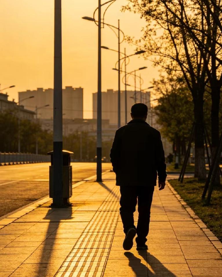 鞋穿旧了，人也容易跟着拖沓。最近试了几个小动作，没烧香也没算命，但心里确实松快了