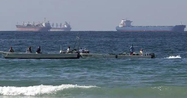 全球油阀告急，油价一夜暴涨，普通人的钱袋子又要受影响了。

最近两天，全球最关键
