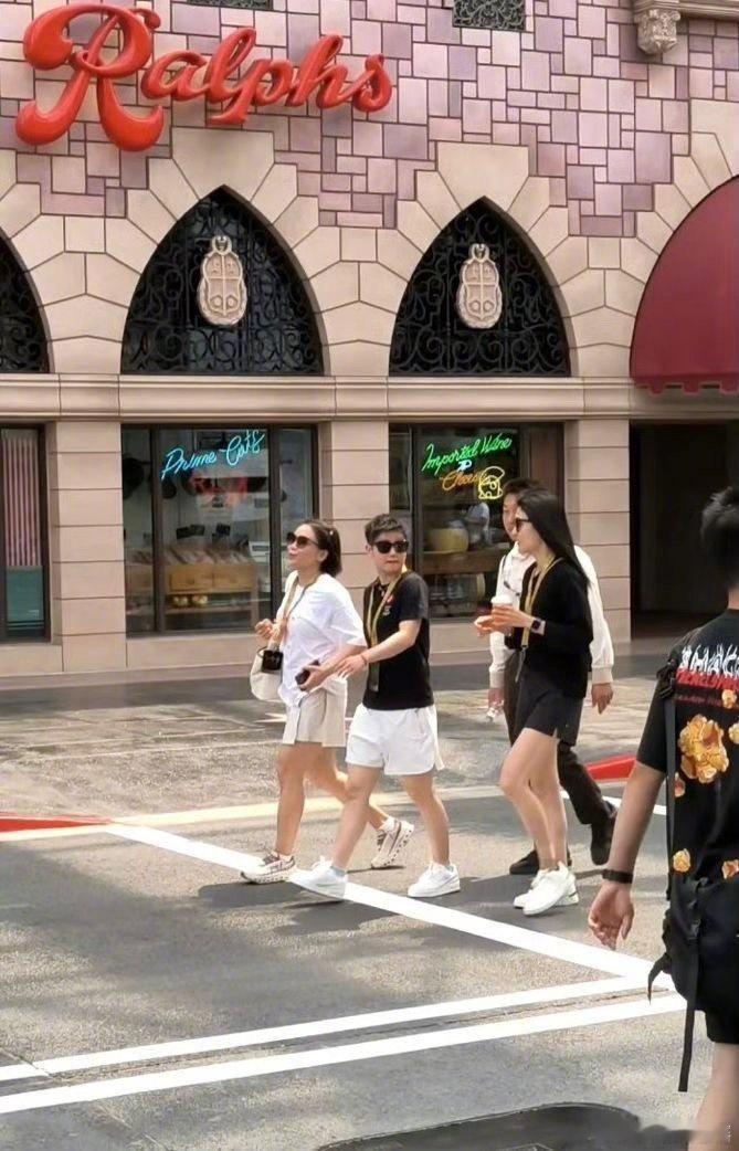 #孙颖莎 环球影城#  8月14日，巴黎奥运会健将、陈清晨等，结伴现身北京环球影