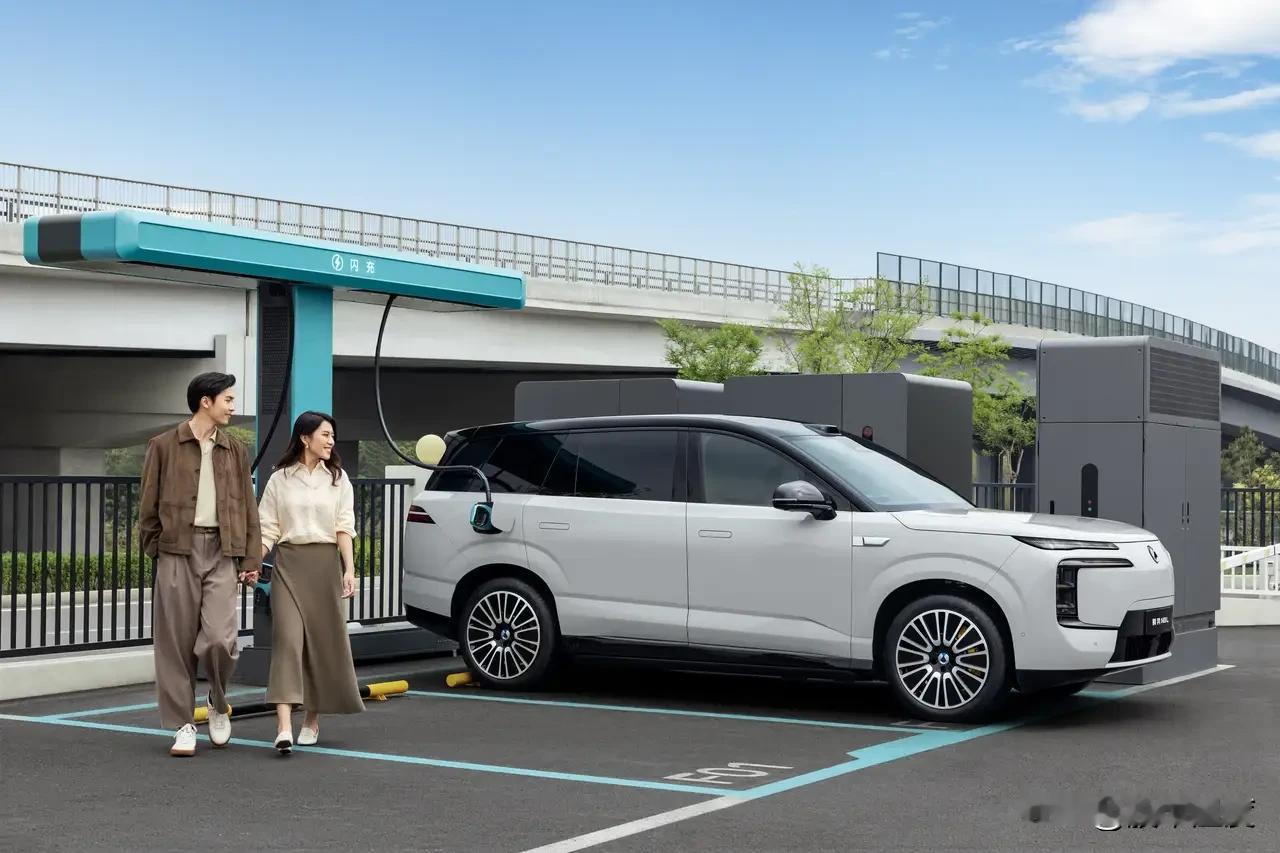 6月23日腾势N8L闪充版正式上市，以5200mm车长、3075mm轴距的舒展身