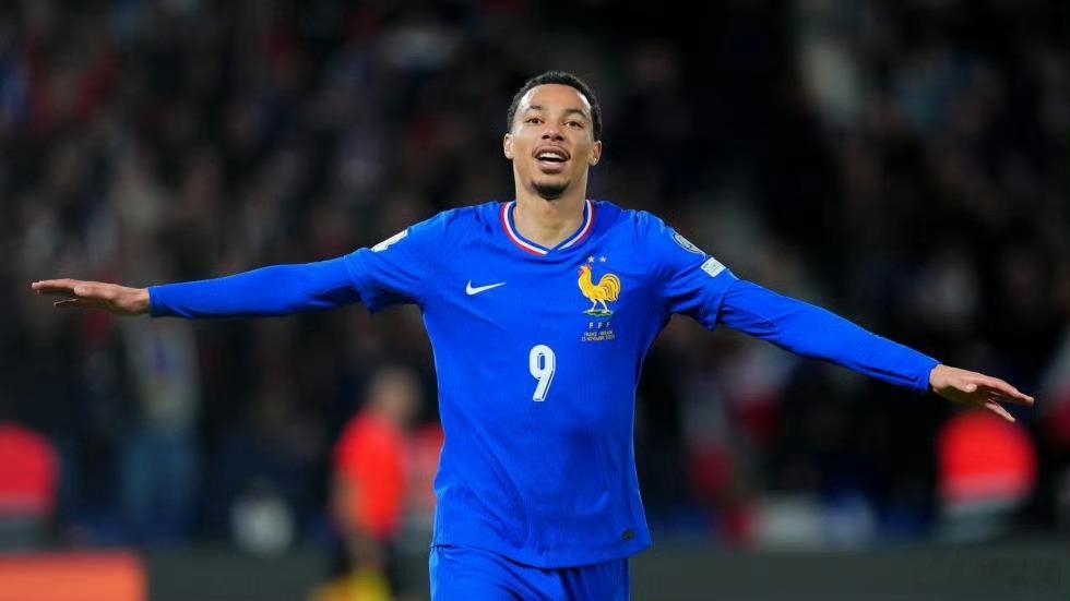 在和乌克兰4比0比赛中，埃基蒂克打进了自己代表法国成年国家队的第一个进球，法国队