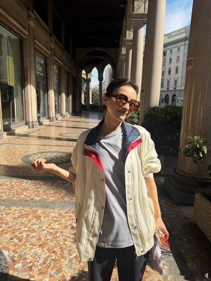 吴昕米兰素颜街拍 素颜敢这么怼街拍的也就吴昕了！皮肤状态和松弛感双双在线，没有滤