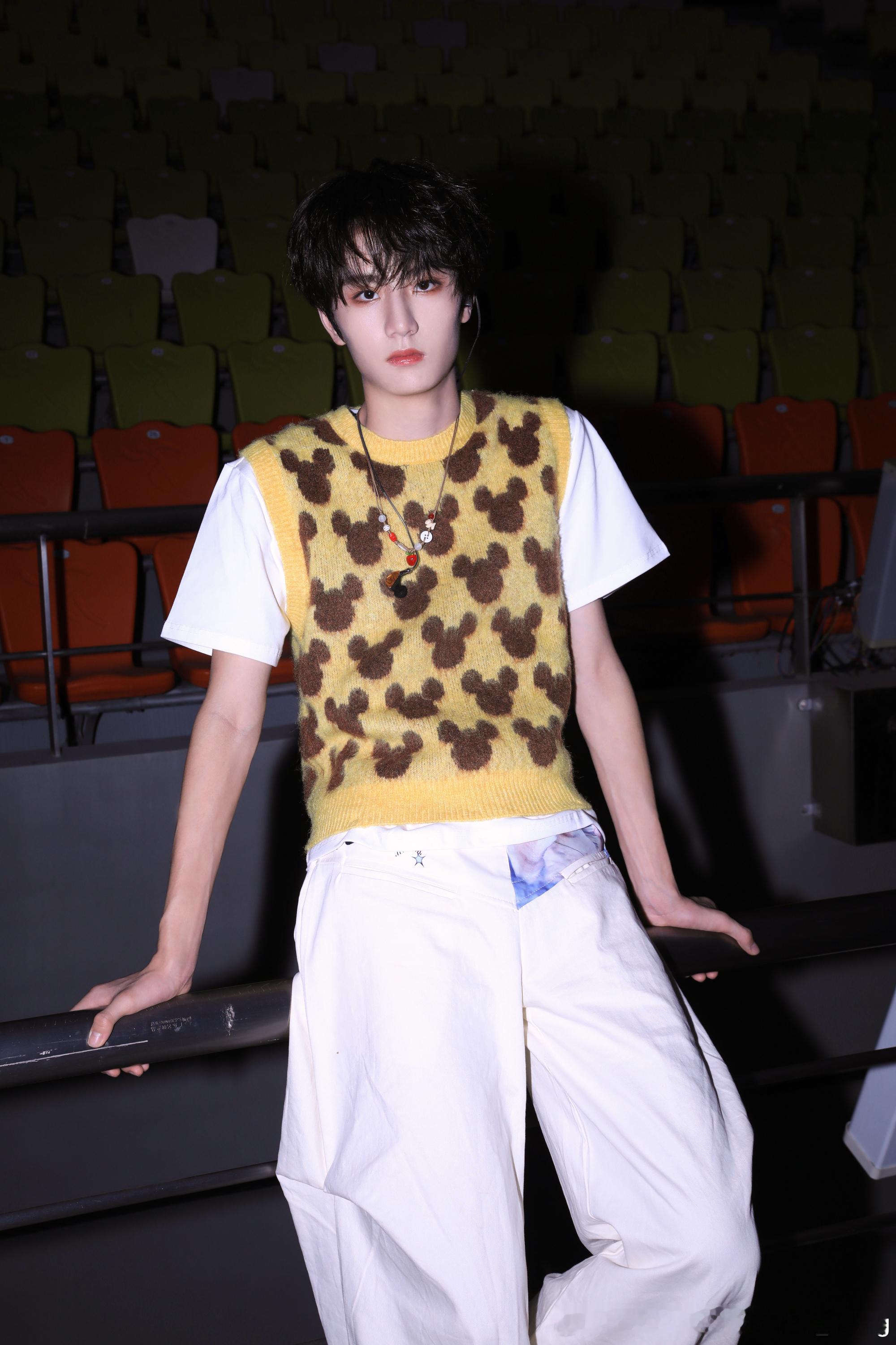 我觉得最好品的是东明明只有13岁，但拍照的时候总会莫名流露一种年上dom感？明明