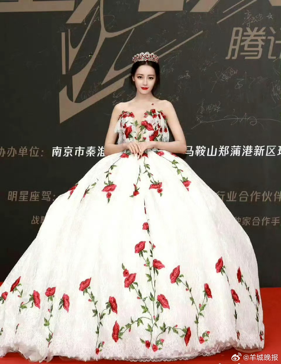 【谁的鲜花点缀的礼服最有春天气息】那些鲜花从腰际蔓延至裙摆，把一整个花园都穿在了