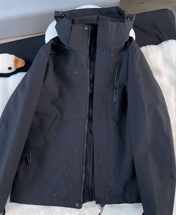 【油价涨了冲锋衣可能更贵 涤纶、锦纶、氨纶全是石油做的】今日，“油价涨了冲锋衣可