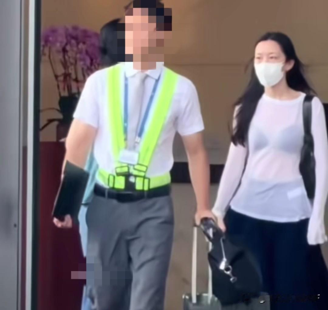 王菲带着李嫣现身机场，李嫣大摇大摆，王菲顾着女儿忙前忙后的，别看王菲是天后巨星平