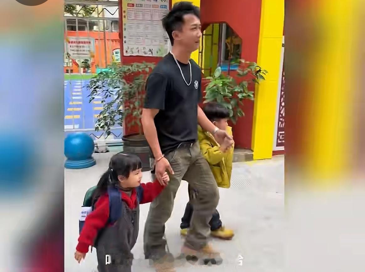 43岁的爷爷，孙子、孙女都上幼儿园了，真的好福气！
