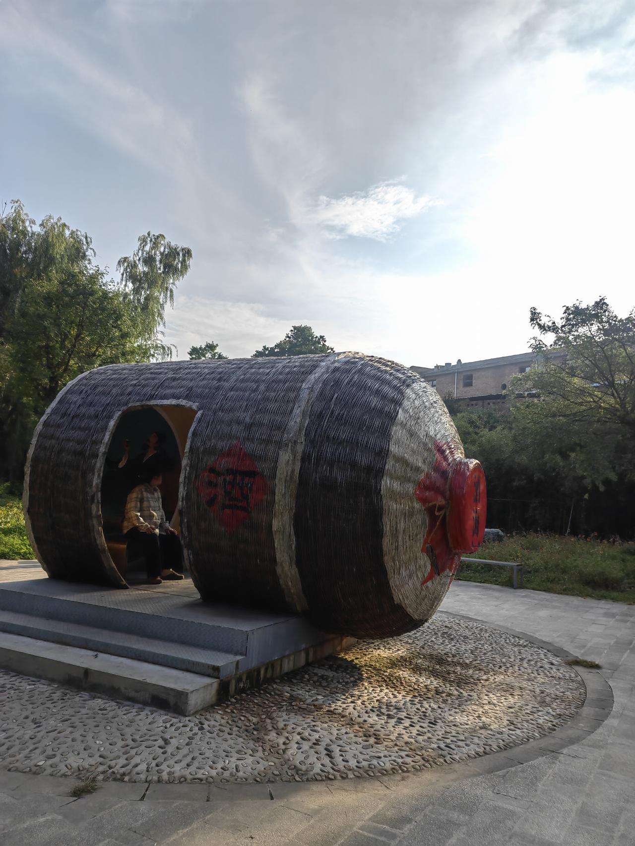 这几天，我还是有点儿幸灾乐祸的，因为听说雇主大姐找的新保姆小吴，只干了一个月就走