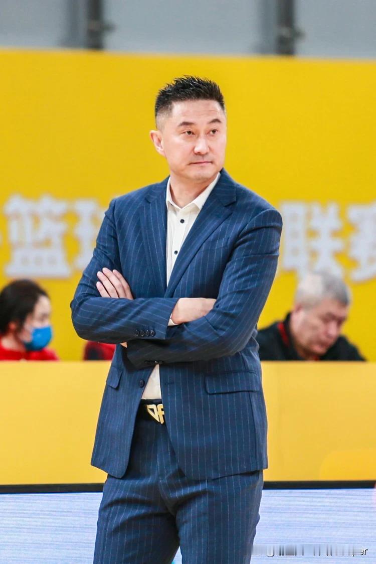 杜锋在沈阳“偷一场”，杨鸣并不慌，广东避免被横扫而已，难能可贵的是，杨鸣在赛后已