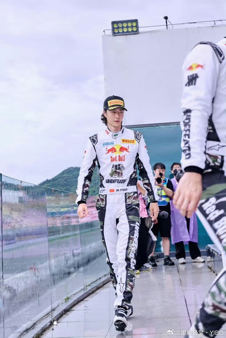 暴雨、干胎、零失误。从第18位发车到组别亚军，王一博用1分37秒133的圈速证明