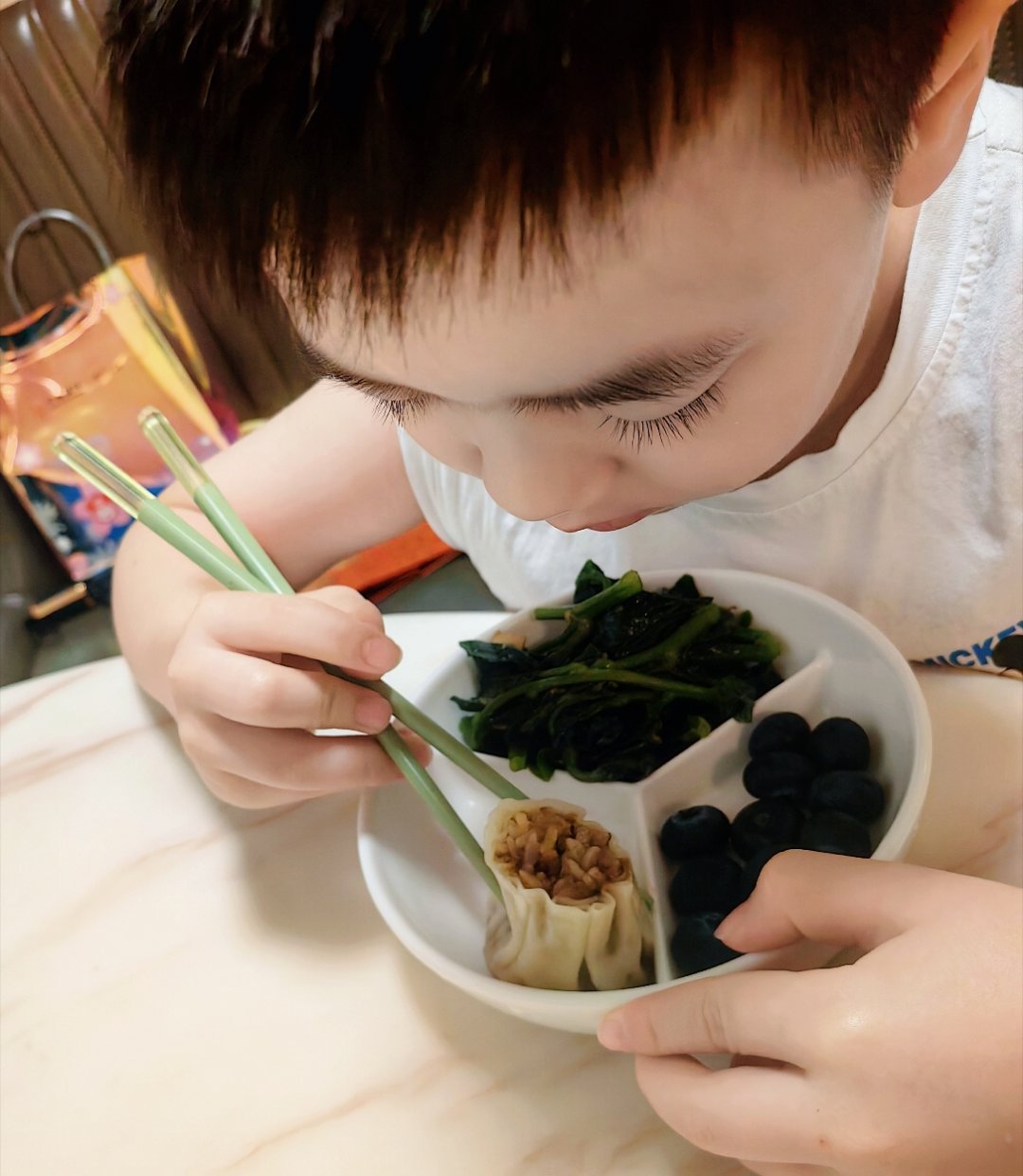幼儿园有一个给小朋友自己种植的大菜园子，各班轮流浇水捉虫子。收成的瓜果蔬菜，每个