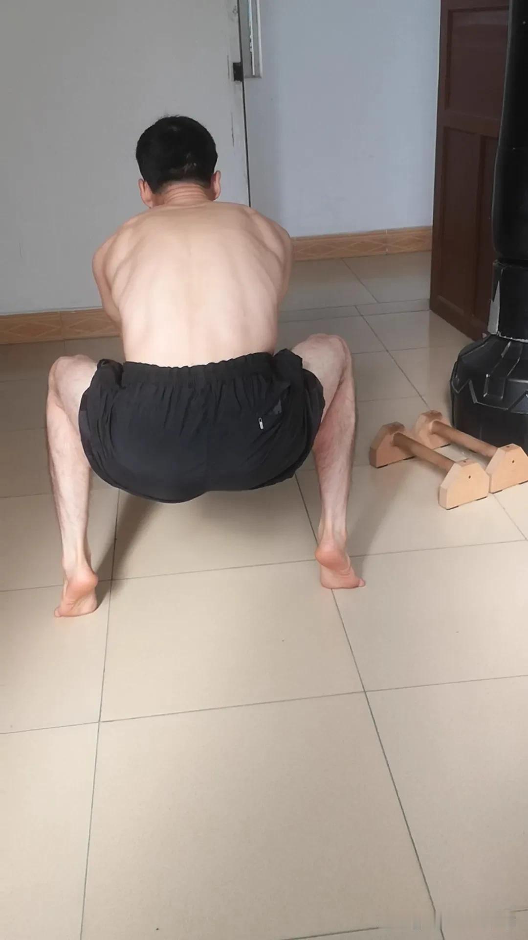每天坚持一个动作也能让你变强！
健身时瞎练吗？是闲得无聊才练吗？
肯定不是，是因