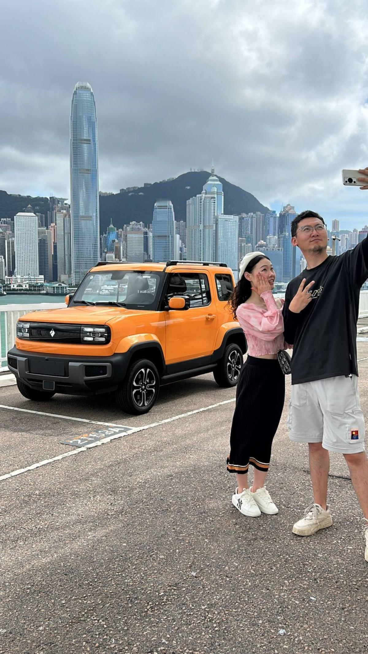 一台标注着简体中文标识、采用左舵布局的纯电动SUV出现在中国香港街头会发生什么呢