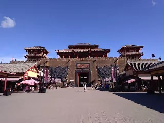 横店彻底扛不住了！棚费全免、酒店60块一天，短剧行业真的变天了
 
横店迎来了三