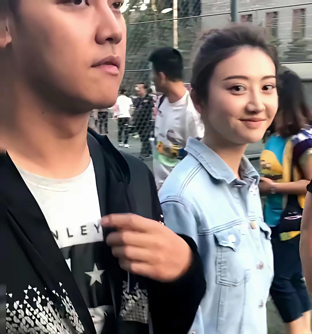 你们认识这位美女吗？
她的身材很苗条，她的颜值在线，就算是杨幂、刘亦菲来了都是甘