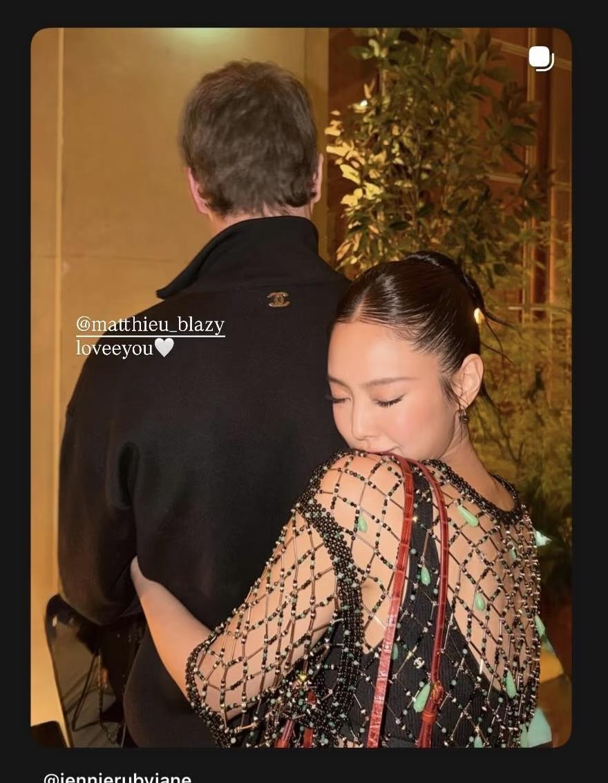 JENNIE表白Chanel艺术总监😆
从背后熊抱设计师太有爱了吧555
小妮